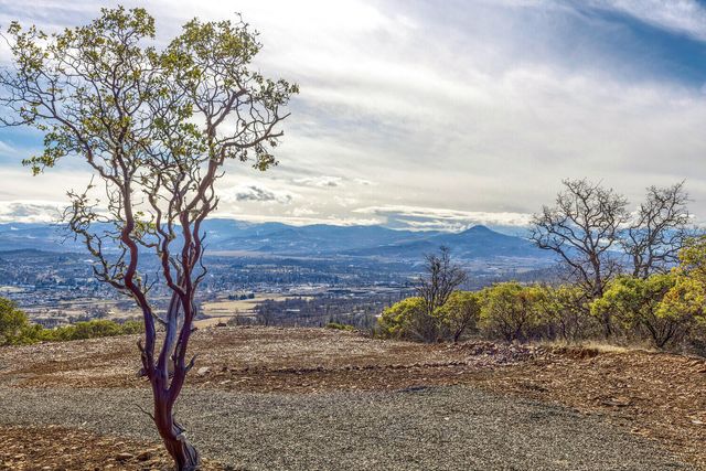 1560 Brentwood Drive, Eagle Point, OR 97524