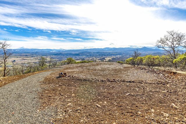 1560 Brentwood Drive, Eagle Point, OR 97524