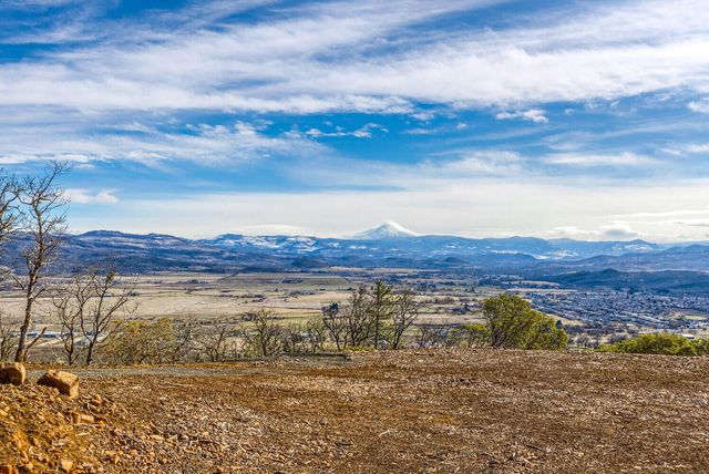 1560 Brentwood Drive, Eagle Point, OR 97524