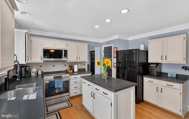 302 MULBERRY DR, Royersford, PA 19468