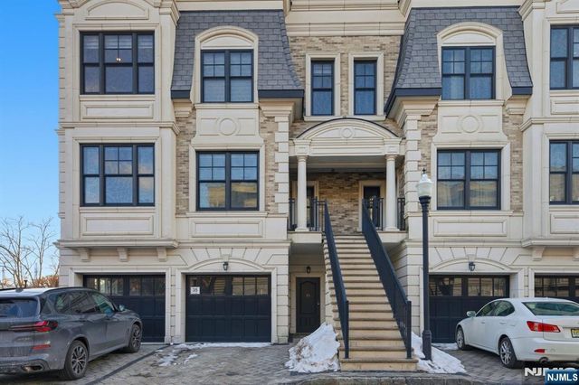 35 Marquis Court, Edgewater, NJ 07020