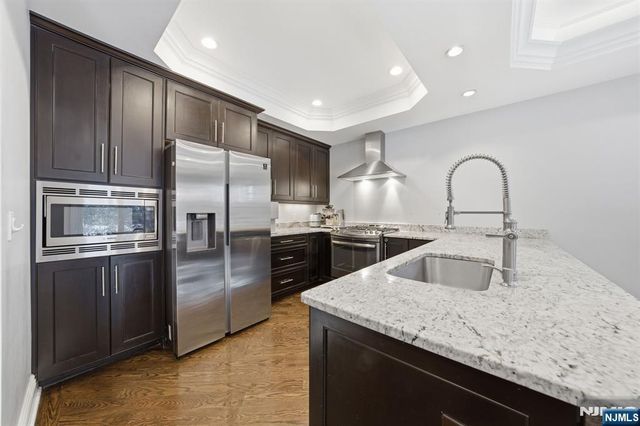 35 Marquis Court, Edgewater, NJ 07020