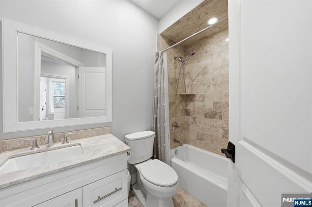 35 Marquis Court, Edgewater, NJ 07020