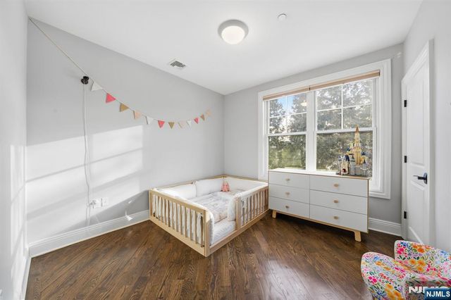 35 Marquis Court, Edgewater, NJ 07020