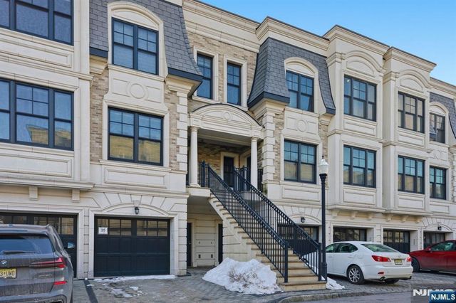 35 Marquis Court, Edgewater, NJ 07020