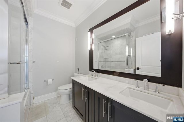 35 Marquis Court, Edgewater, NJ 07020