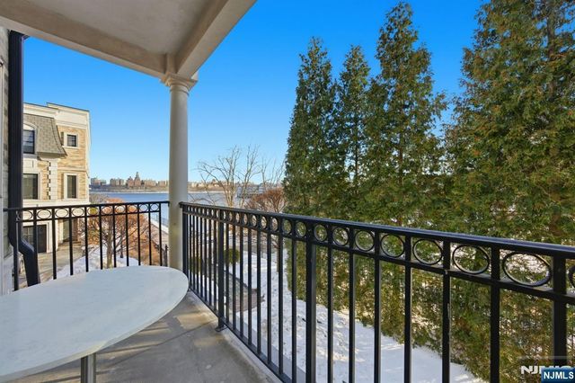 35 Marquis Court, Edgewater, NJ 07020