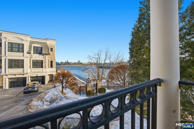 35 Marquis Court, Edgewater, NJ 07020