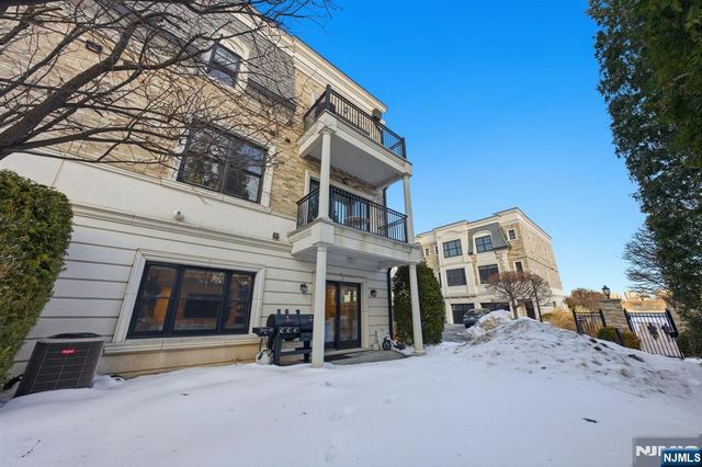 35 Marquis Court, Edgewater, NJ 07020