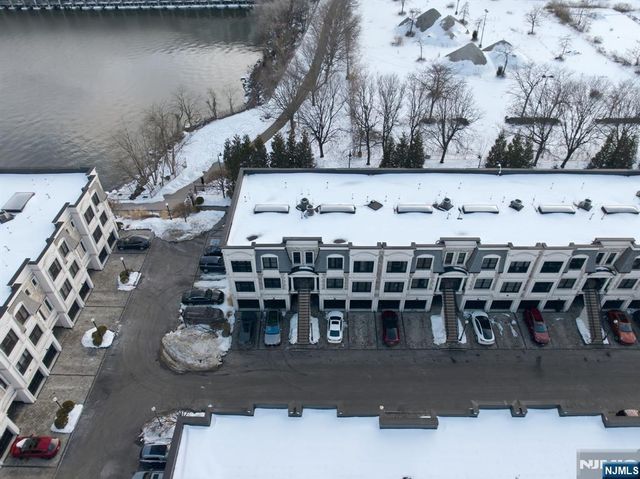 35 Marquis Court, Edgewater, NJ 07020