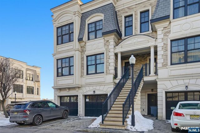 35 Marquis Court, Edgewater, NJ 07020