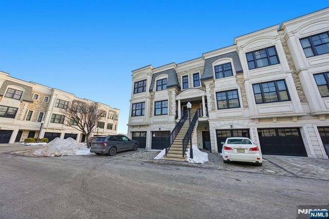 35 Marquis Court, Edgewater, NJ 07020