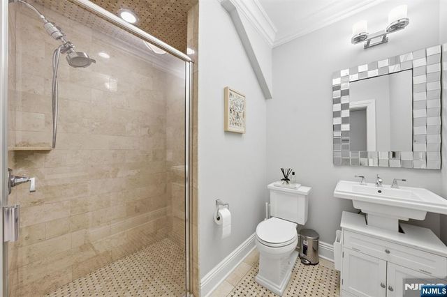 35 Marquis Court, Edgewater, NJ 07020