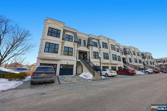 35 Marquis Court, Edgewater, NJ 07020