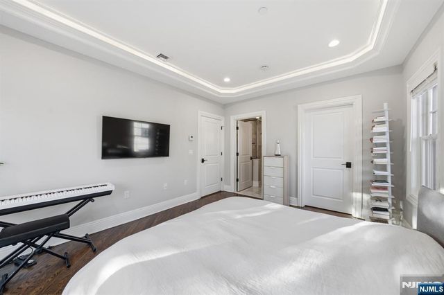 35 Marquis Court, Edgewater, NJ 07020