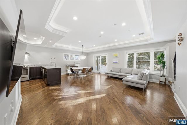 35 Marquis Court, Edgewater, NJ 07020