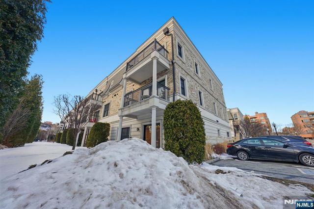 35 Marquis Court, Edgewater, NJ 07020