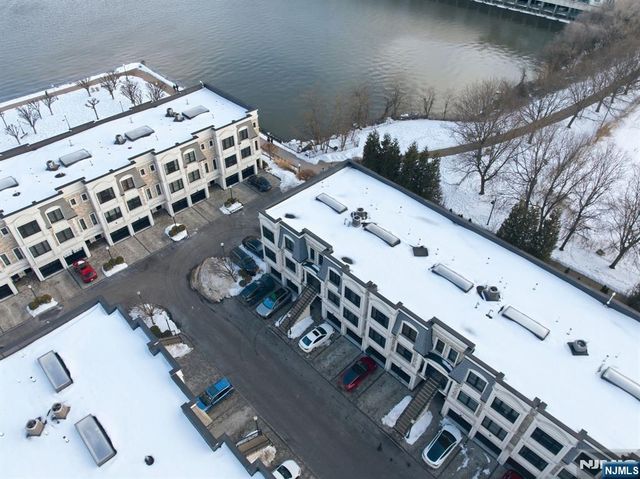 35 Marquis Court, Edgewater, NJ 07020