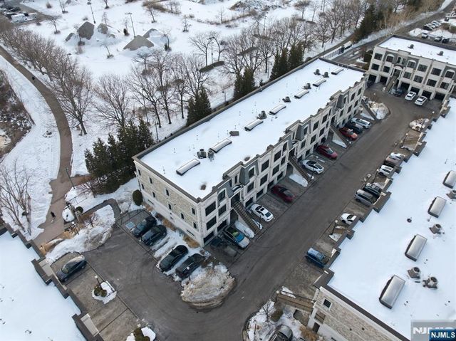 35 Marquis Court, Edgewater, NJ 07020