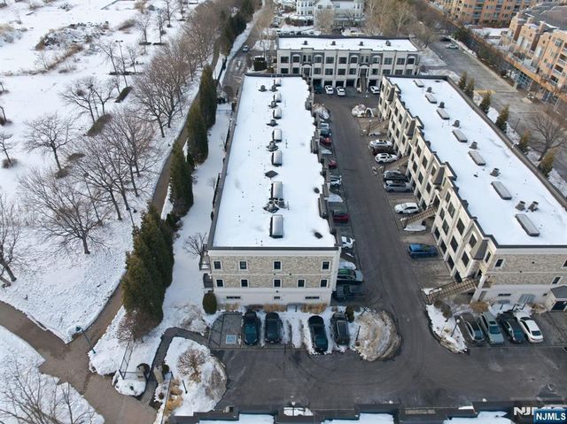 35 Marquis Court, Edgewater, NJ 07020