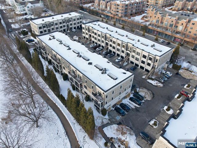 35 Marquis Court, Edgewater, NJ 07020