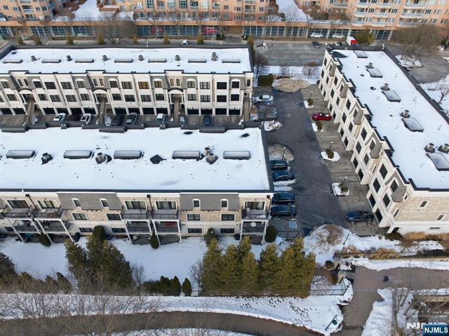 35 Marquis Court, Edgewater, NJ 07020