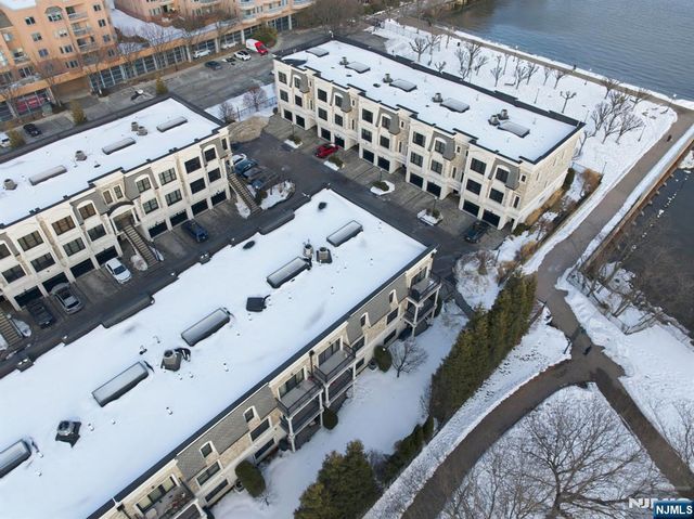 35 Marquis Court, Edgewater, NJ 07020