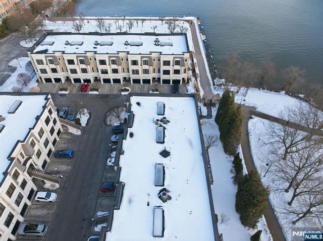 35 Marquis Court, Edgewater, NJ 07020