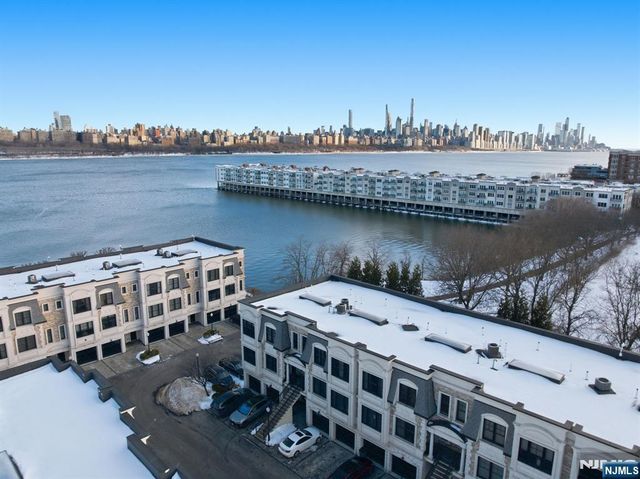 35 Marquis Court, Edgewater, NJ 07020