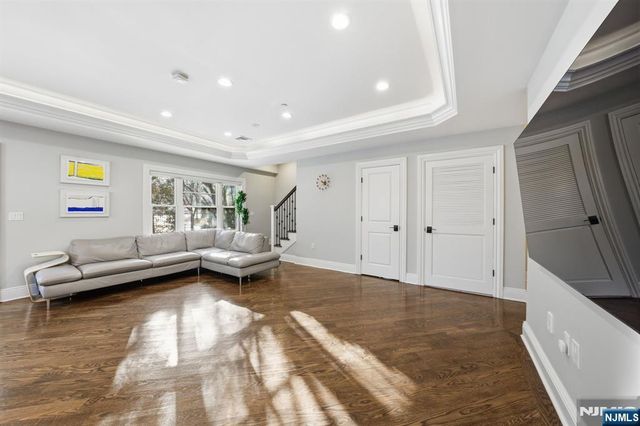 35 Marquis Court, Edgewater, NJ 07020