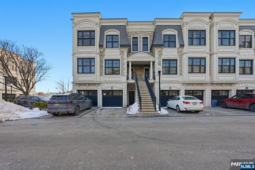 35 Marquis Court, Edgewater, NJ 07020