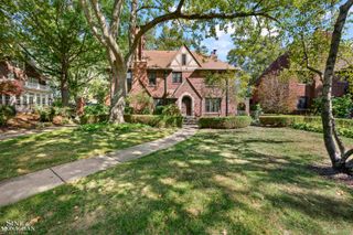 1350 Buckingham Road, Grosse Pointe Park, MI 48230