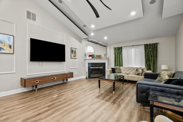 902 Cornwallis Lane, Munster, IN 46321