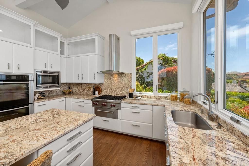 Image 10 of property listing at 1420 La Jolla Knoll, La Jolla, CA 92037