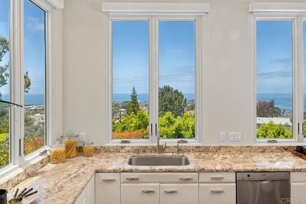 Image 12 of property listing at 1420 La Jolla Knoll, La Jolla, CA 92037