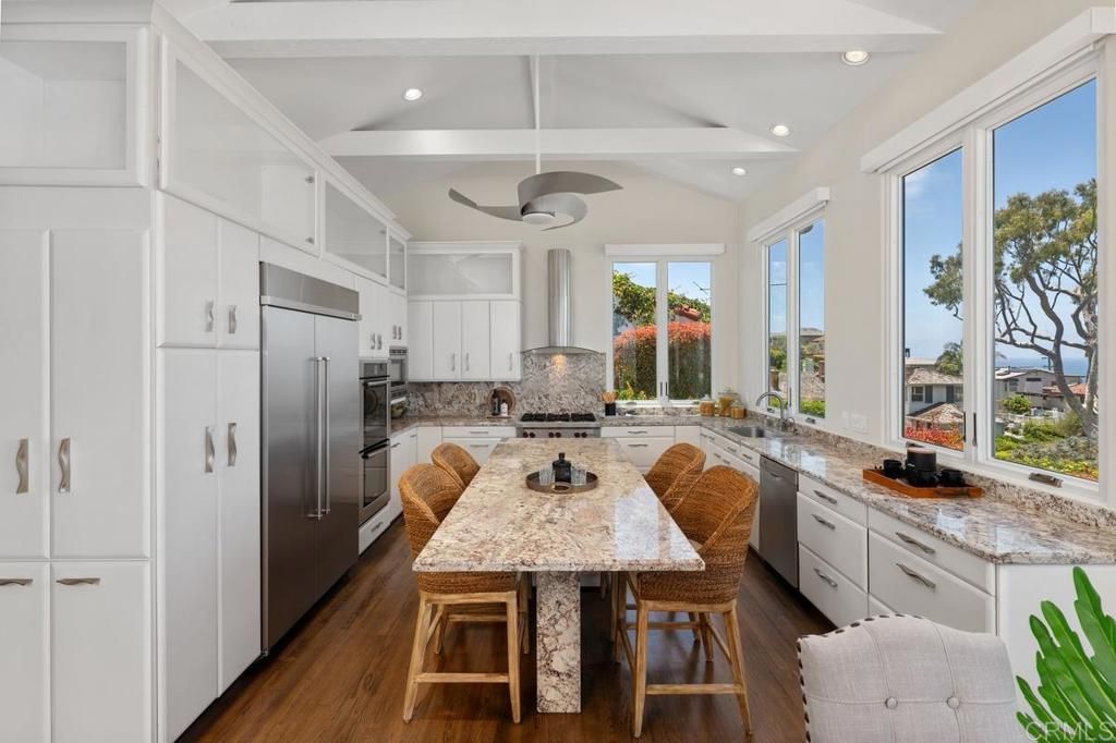 Image 9 of property listing at 1420 La Jolla Knoll, La Jolla, CA 92037