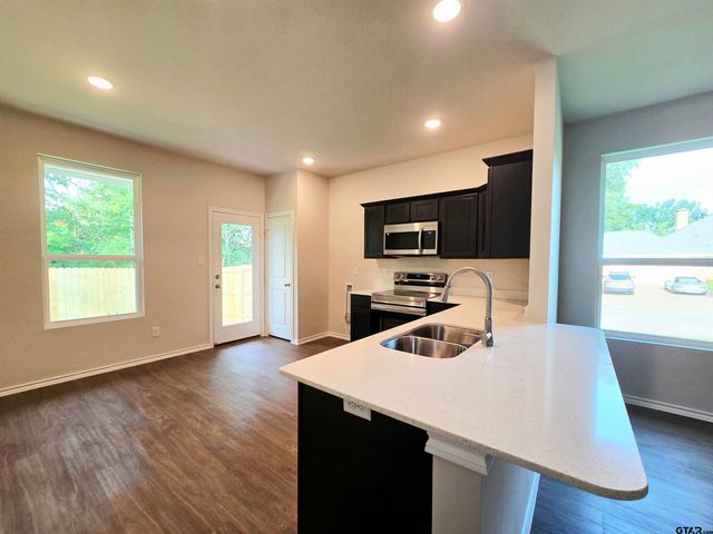 610 Park Central, Chandler, TX 75758