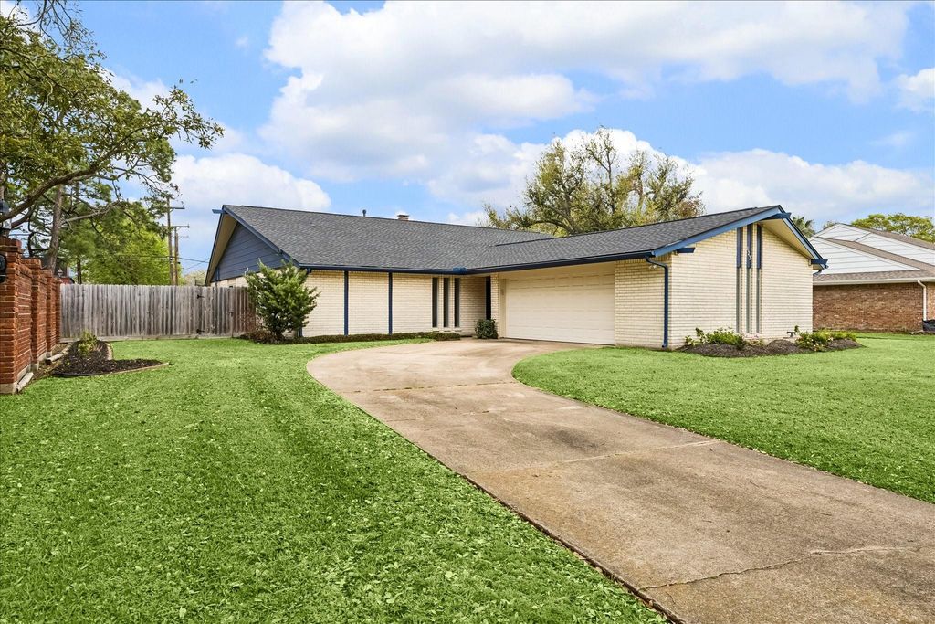 1522 19th Avenue N, Texas City, TX 77590