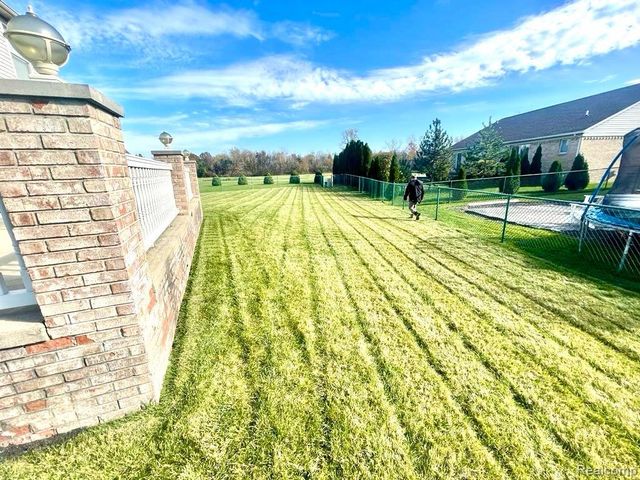 26263 Oakley Court, Brownstown, MI 48174