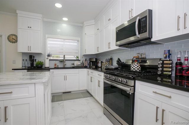 26263 Oakley Court, Brownstown, MI 48174