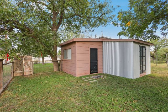 811 N 7th St, Alpine, TX 79830