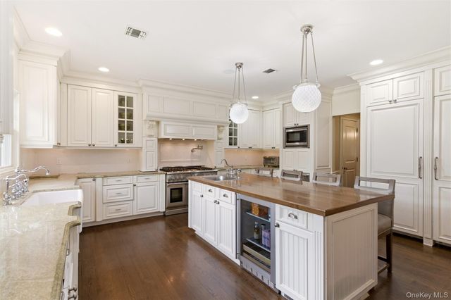 9 May Hill Lane, Dix Hills, NY 11746