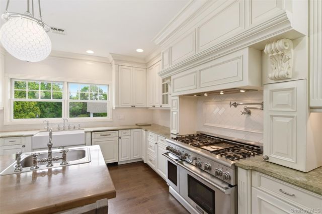 9 May Hill Lane, Dix Hills, NY 11746