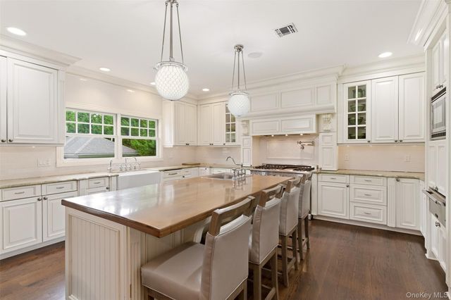 9 May Hill Lane, Dix Hills, NY 11746