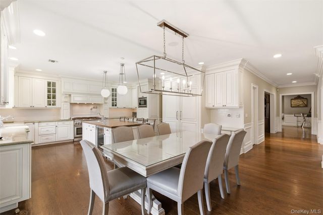 9 May Hill Lane, Dix Hills, NY 11746