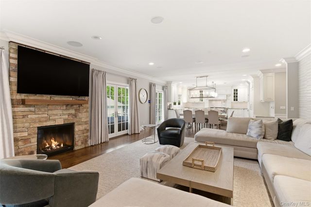 9 May Hill Lane, Dix Hills, NY 11746