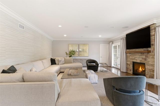 9 May Hill Lane, Dix Hills, NY 11746
