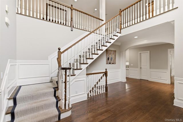 9 May Hill Lane, Dix Hills, NY 11746