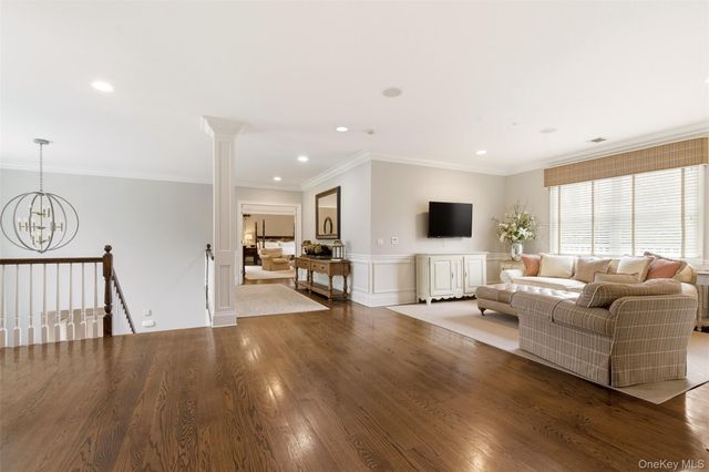 9 May Hill Lane, Dix Hills, NY 11746