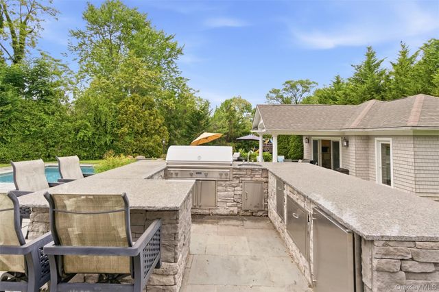 9 May Hill Lane, Dix Hills, NY 11746